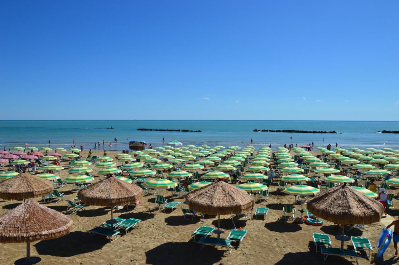 Case Vacanze Blue Bay Resort ロゼート・デッリ・アブルッツィ エクステリア 写真