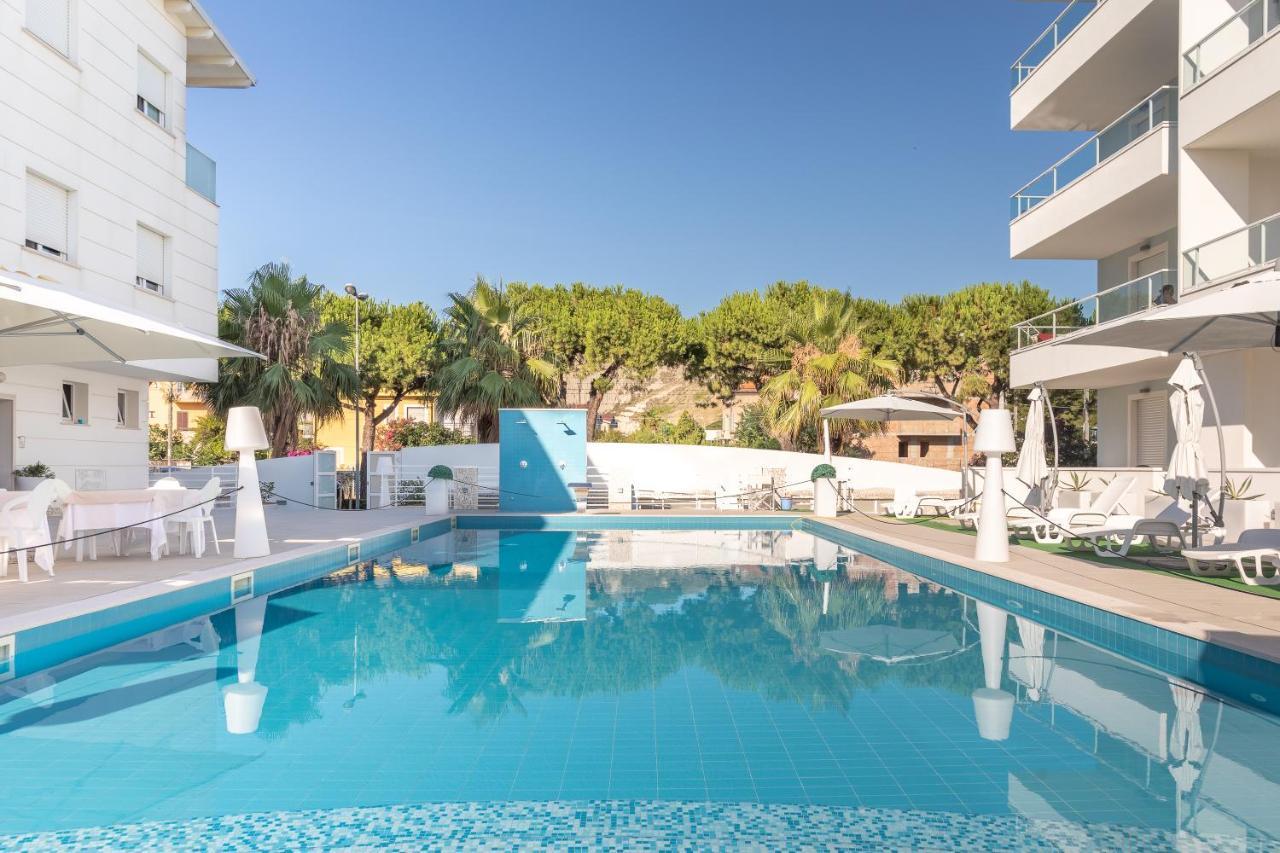 Case Vacanze Blue Bay Resort ロゼート・デッリ・アブルッツィ エクステリア 写真