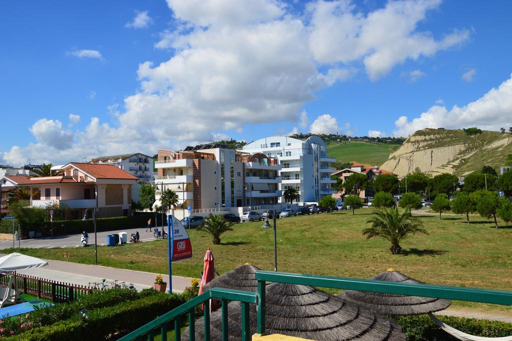 Case Vacanze Blue Bay Resort ロゼート・デッリ・アブルッツィ エクステリア 写真
