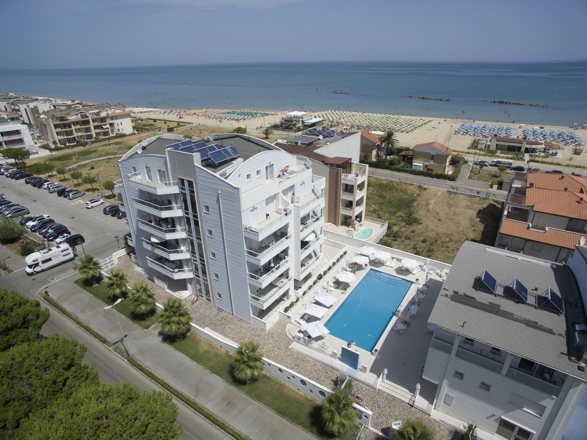Case Vacanze Blue Bay Resort ロゼート・デッリ・アブルッツィ エクステリア 写真