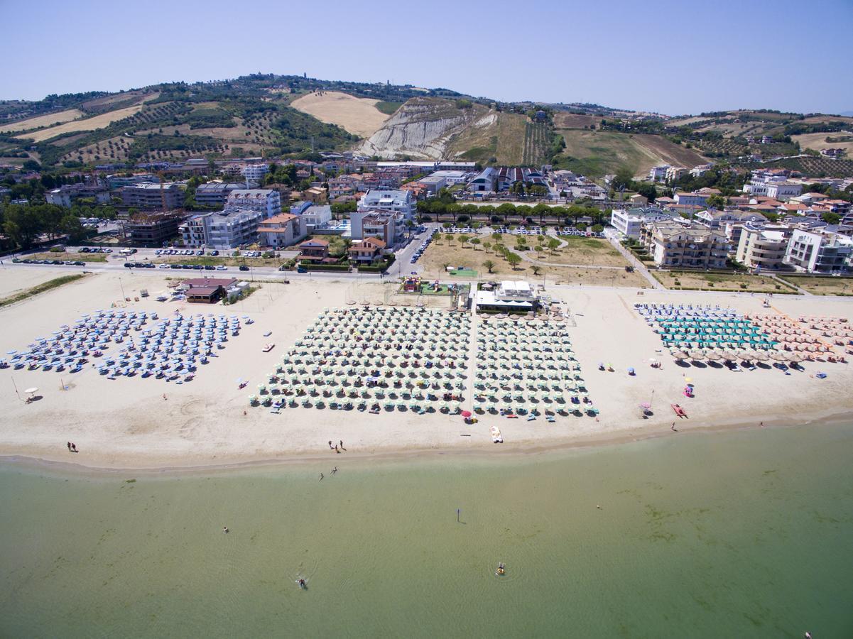 Case Vacanze Blue Bay Resort ロゼート・デッリ・アブルッツィ エクステリア 写真