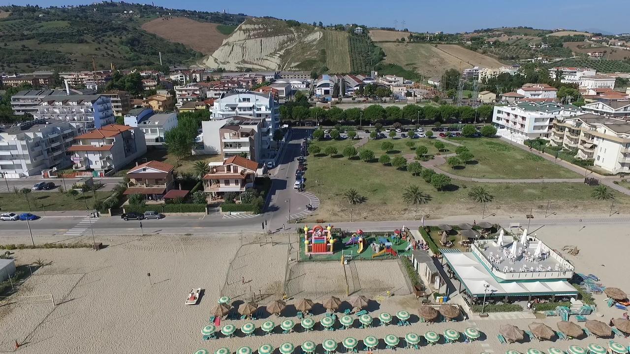 Case Vacanze Blue Bay Resort ロゼート・デッリ・アブルッツィ エクステリア 写真